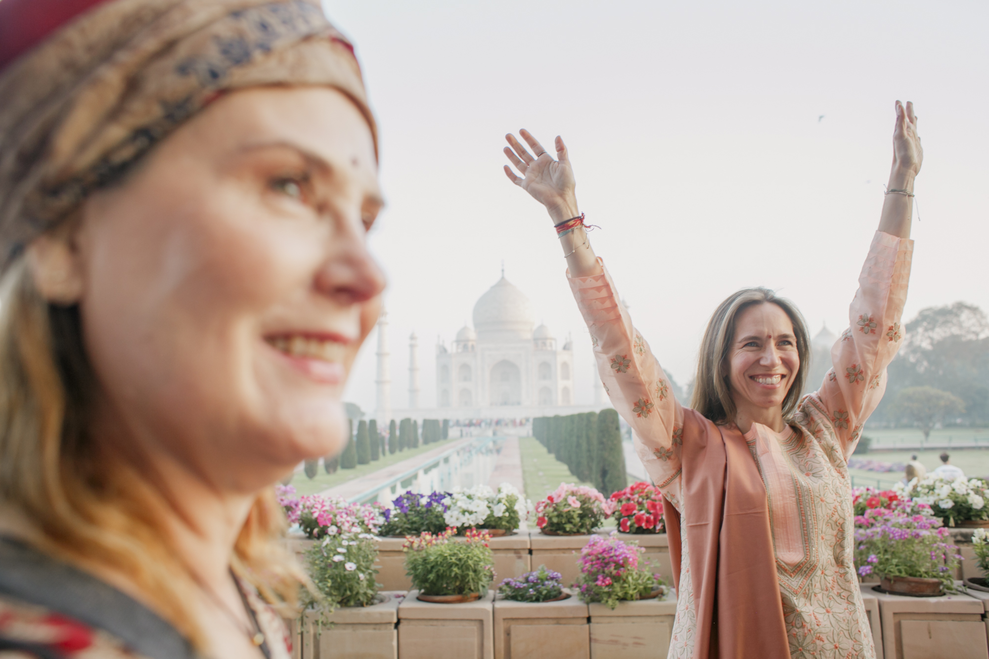 Viajeras contemplando el Taj Mahal