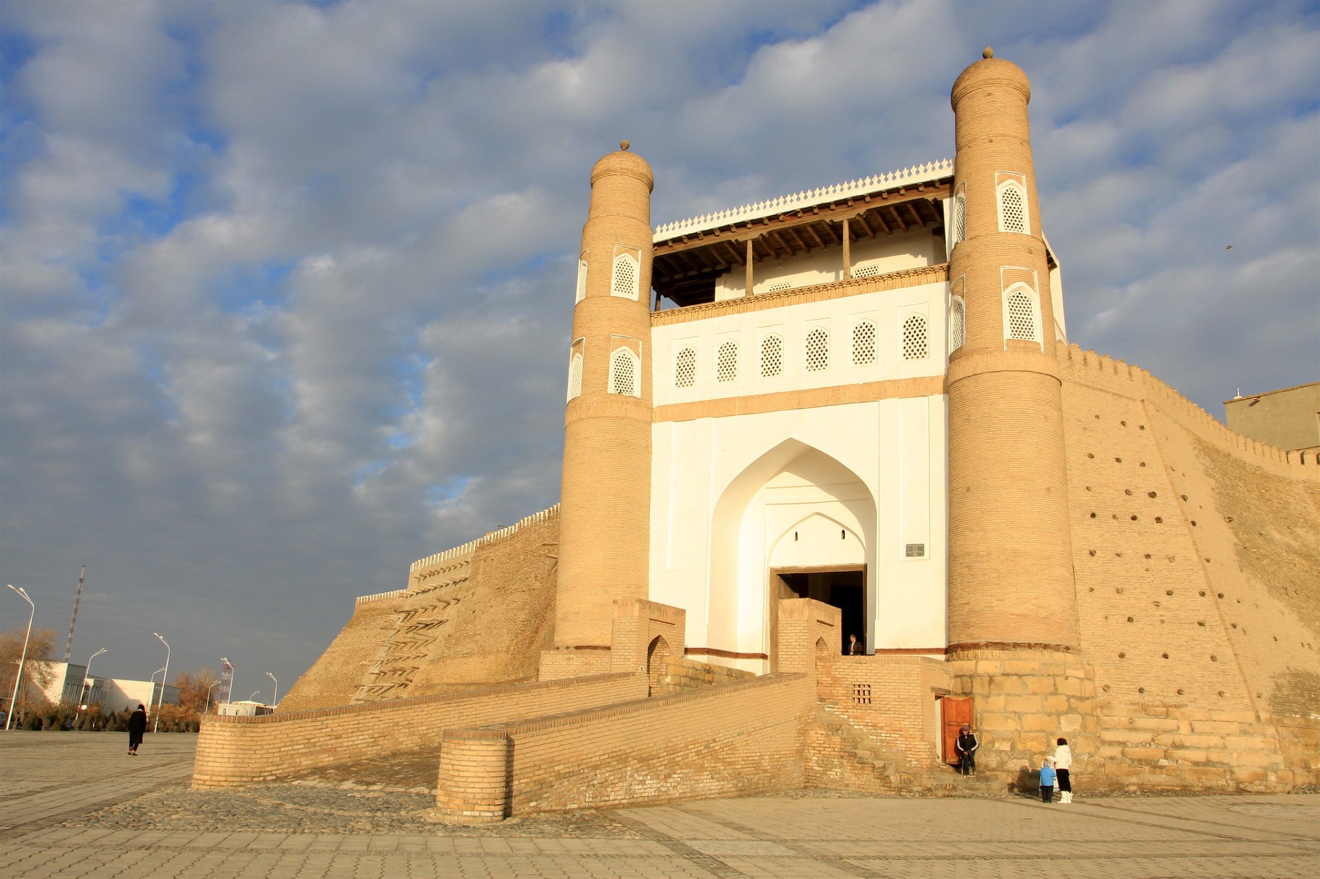 Puerta monumental de la ciudadela Ark