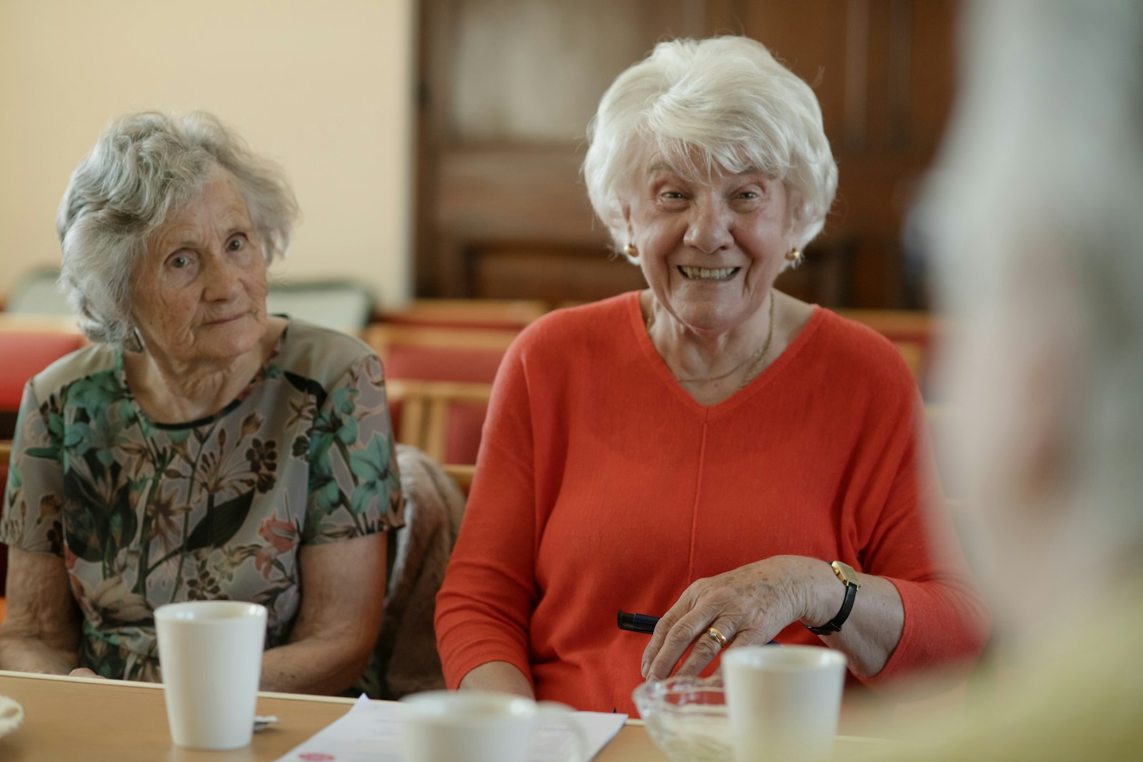 Tres viajeras de entre 50 y 65 años disfrutan una plaza, entre momentos de conversación y espacio propio.